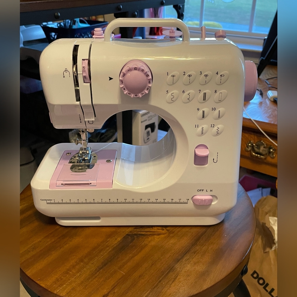 Mini household sewing machine